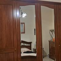 stanza da letto parete attrezzata tavolo e sedie