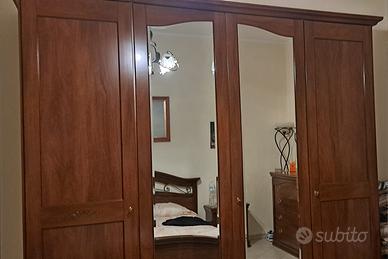 stanza da letto parete attrezzata tavolo e sedie