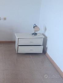 N. 2 comodini in legno laccato