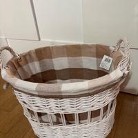 Cesto grande bianco in vimini nuovo.