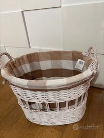 Cesto grande bianco in vimini nuovo.