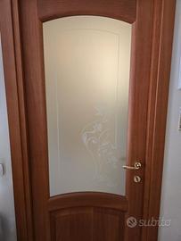 porta in legno con pannello in vetro opaco