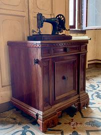 Antica macchina da cucire Singer con mobile