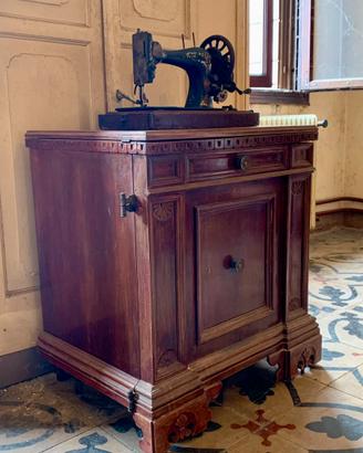 Antica macchina da cucire Singer con mobile