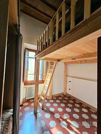 Camera con bagno privato e soppalco vivibile