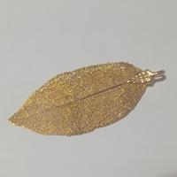 foglia ricoperta oro