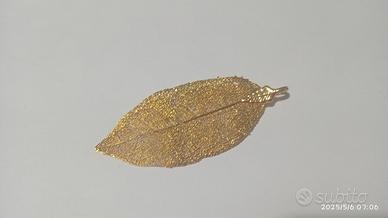 foglia ricoperta oro