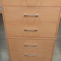 Cassettiera in legno con maniglie in metallo