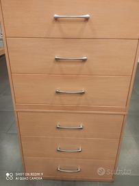 Cassettiera in legno con maniglie in metallo