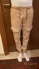 Pantaloni jogger