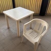 Sedie e tavoli bianchi  in plastica