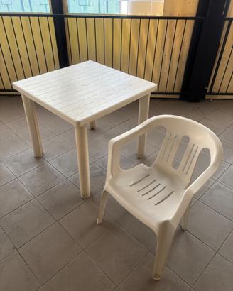 Sedie e tavoli bianchi  in plastica