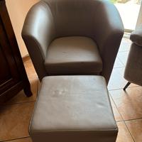 comodissima poltrona con puff abbinato