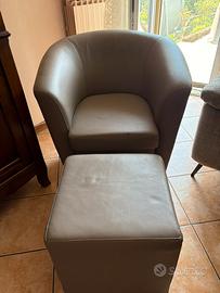 comodissima poltrona con puff abbinato