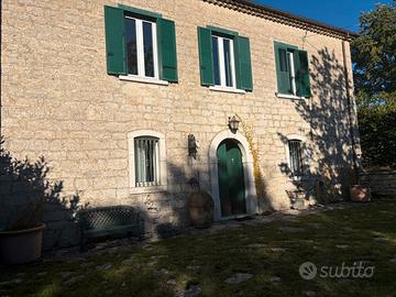 Casa in pietra con terreno intorno