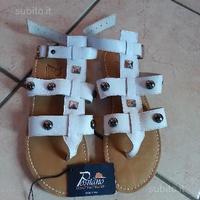 Sandali bassi in pelle. Nuovi