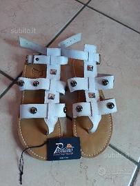 Sandali bassi in pelle. Nuovi