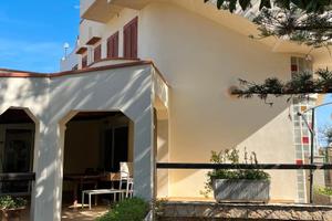 Prestigiosa villa 3 liv. con accesso al mare