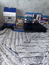 PlayStation 4 nera completa 2 joystick e giochi