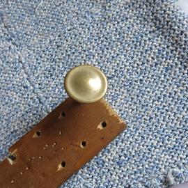 Vecchia maniglia in ottone a pomello con viti in f