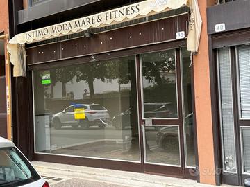 Negozio vetrinato in Via Cosattini