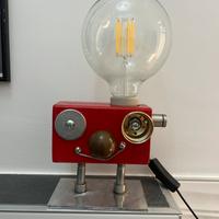 Lampada da tavolo robot