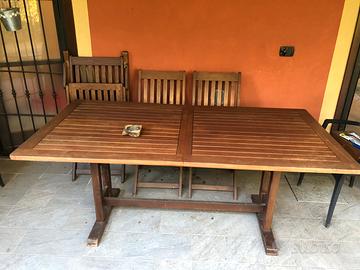 Tavolo e sedie da giardino