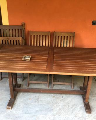 Tavolo e sedie da giardino