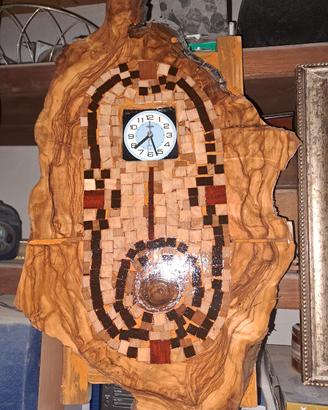 Splendido orologio in legno di ulivo
