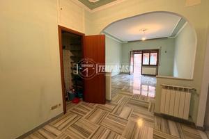 LUMINOSO TRILOCALE CON DOPPI SERVIZI IN CONTESTO R