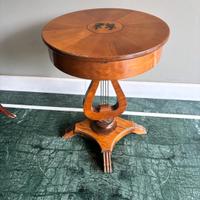 Tavolino con piedi a mandolino 