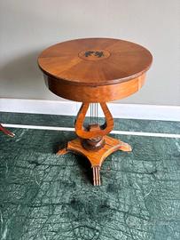 Tavolino con piedi a mandolino 