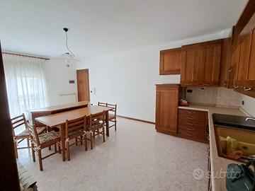Appartamento di 86 m² con 4 locali e box auto a Ch