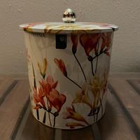 Barattoli contenitori in latta per alimenti