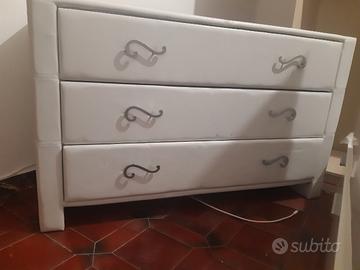 Comò e comodini similpelle imbottiti