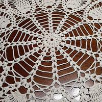 Centrotavola tondo fatto a mano all'uncinetto