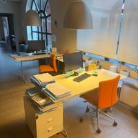 Postazione di lavoro in spazio condiviso coworking