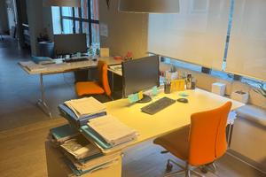 Postazione di lavoro in spazio condiviso coworking