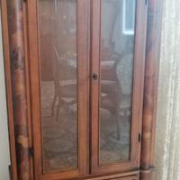 Vetrina in legno lavorato con cassetti