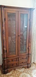 Vetrina in legno lavorato con cassetti