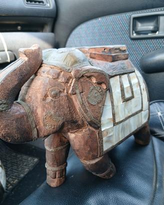 grosso elefante in legno