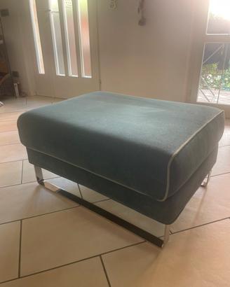 Pouf poggiapiedi.