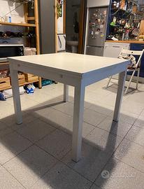 Tavolo bianco in legno allungabile