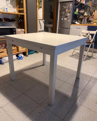 Tavolo bianco in legno allungabile