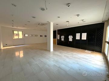 Locale-90 mq con quattro entrate-trav. via Zurlo