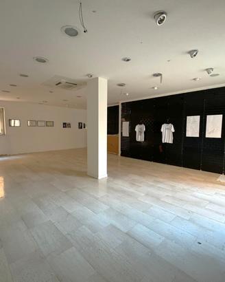Locale-90 mq con quattro entrate-trav. via Zurlo