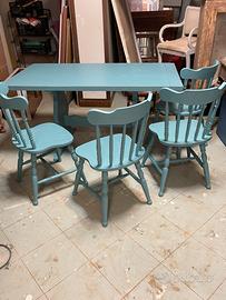 Tavolo azzurro con 4 sedie