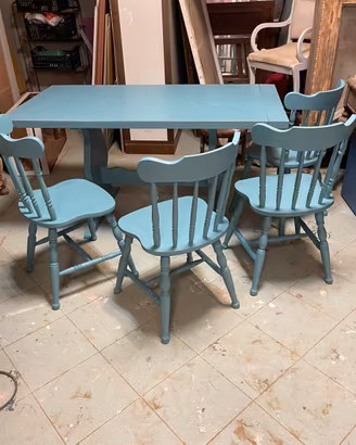 Tavolo azzurro con 4 sedie