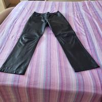 Pantaloni neri di pelle da donna