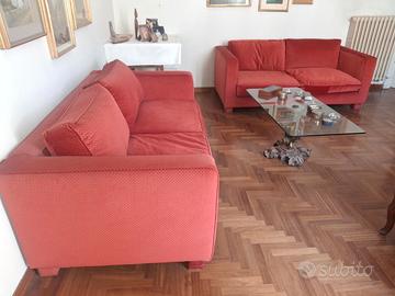 divani e tavolino in cristallo